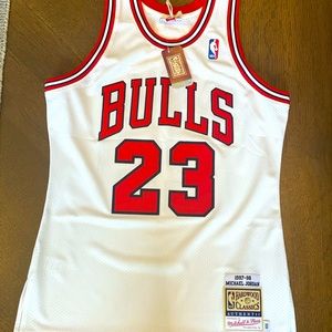 Michael Jordan Mitchell & Ness 96’-97’ Authentic Bulls White Size 40 (M)
